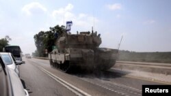 Izraelski tenk vozi cestom nakon masovne infiltracije naoružanih pripadnika Hamasa iz Pojasa Gaze, blizu Sderota