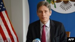 រូបឯកសារ៖ លោក Tom Malinowski ឧបការីរដ្ឋមន្ត្រីក្រសួងការបរទេស​អាមេរិកទទួល​ប​ន្ទុក​ផ្នែក​លទ្ធិប្រជាធិបតេយ្យ សិទ្ធិមនុស្ស និង​ការងារពលកម្ម ថ្លែង​នៅ​ក្នុង​សន្និសីទ​សារព័ត៌មាន​មួយ នៅ​ទីក្រុង Bujumbura កាលពីថ្ងៃទី២ ខែមេសា ឆ្នាំ២០១៦។ 