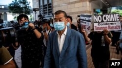 香港壹传媒创始人黎智英抵达西九龙警局。（2020年10月15日）