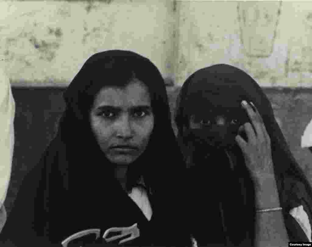 Misrlik ikki ayol. 1963-yil. Amerikalik suratkash, fotojurnalist Doroteya Lang Buyuk tushkunlik davrini mohirona tasvirga tushirgan. U hujjatli fotografiya rivojiga qo&#39;shgan hissasi bilan tanilgan.