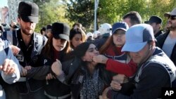 2016年11月4日在土耳其东南部城市迪亚巴克尔发生炸弹爆炸之后，警方逮捕一名抗议者。