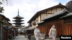 Dua perempuan berjalan di tengah keadaan darurat akibat wabah Covid-19 di Kyoto, Jepang 13 Januari 2021. (Foto: Kyodo via REUTERS)