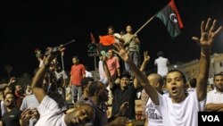 Rakyat Libya merayakan kemenangan setelah berhasil merebut dan menggeledah kediaman Gaddafi di Tripoli (24/8).