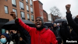 Des gens défilent lors d'un rassemblement pour Daunte Wright, que la police aurait abattu lors d'un arrêt de la circulation dimanche dans une banlieue au nord de Minneapolis, dans le quartier de Brooklyn à New York, États-Unis, le 12 avril 2021. REUTERS/Shannon Stapleton