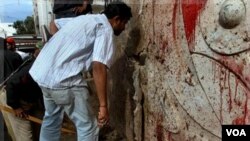 Aparat keamanan Pakistan memeriksa TKP ledakan di Karachi, Selasa (30/8).