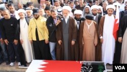 Para pendukung oposisi melakukan upacara pemakaman salah seorang korban tewas akibat kekerasan pasukan keamanan di Manama, Jumat (18/2).