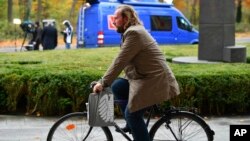 Anton Hofrajter ko-lider frakcije Zelenih biciklom stiže na razgovore sa kancelarkom Angelom Merkel.