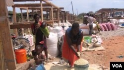 Debaltsevoda insanlar humanitar yardım üçün növbəyə durub<br />
<br />
<br />
&nbsp;