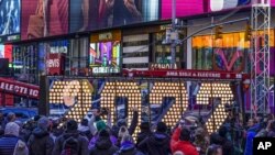 ARHIVA - Turisti na njujorškom Tajms skveru (Foto: AP/Seth Wenig, File)