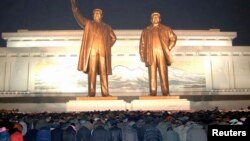 북한 김정일 사망 2주기인 지난달 17일 북한 주민들이 만수대 언덕의 김일성.김정일 동상에서 참배하고 있다.