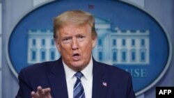 Presiden AS Donald Trump menjawab pertanyaan para wartawan di Gedung Putih, Washington, D.C 21 April 2020. (Photo by MANDEL NGAN / AFP)
