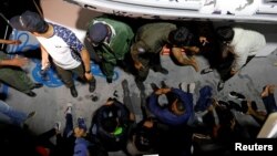 Des migrants secourus par les garde-côtes tunisiens, au large de Bizerte, en Tunisie, le 12 octobre 2017.
