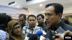 Juru bicara Presiden Julian Aldrin Pasha berbicara dengan wartawan di Jakarta (23/7) bahwa Presiden Susilo Bambang Yudhoyono telah menelepon presiden terpilih Joko Widodo. (VOA/Andylala Waluyo)