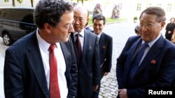 북한의 강석주 노동당 국제비서(오른쪽)가 12일 수도 베른에서 이브 로씨에 스위스 외무차관과 만났다.