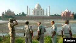 Patrouille de police sur les bord de la rivière Yamuna, en face du Taj Mahal