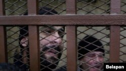 警方上个月在开罗一家公共浴场逮捕了26名在那里寻找同性恋的男子。这是他们中的一些人在法院判他们无罪后的反应，2015年1月12日。
