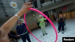Para pasien penderita Alzheimer dan demensia berlatih dalam sebuah sesi terapi di Mexico City.