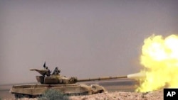 នេះ​ជា​រូបភាព​មួយ​បញ្ចេញ​នៅ​ថ្ងៃ​ទី២០​ខែ​ឧសភា ឆ្នាំ​២០១៥ ដោយ​វេប​សាយ​របស់ពួក​សកម្ម​ប្រយុទ្ធ​រដ្ឋអ៊ីស្លាម​​ដែល​បាន​បង្ហាញ​ពីរថក្រោះ​​ក្រុម​យុទ្ធជន​​រដ្ឋ​អ៊ីស្លាម​ធ្វើ​ការ​ប៉ះ​ទង្គិច​គ្នា ជា​មួយ​កង​កម្លាំង​រដ្ឋាភិបាល​ស៊ីរី​នៅ​លើ​ផ្លូវ​រវាង​​ក្រុង​ Homs និង​Palmyra ក្នុង​ប្រទេសស៊ីរី។