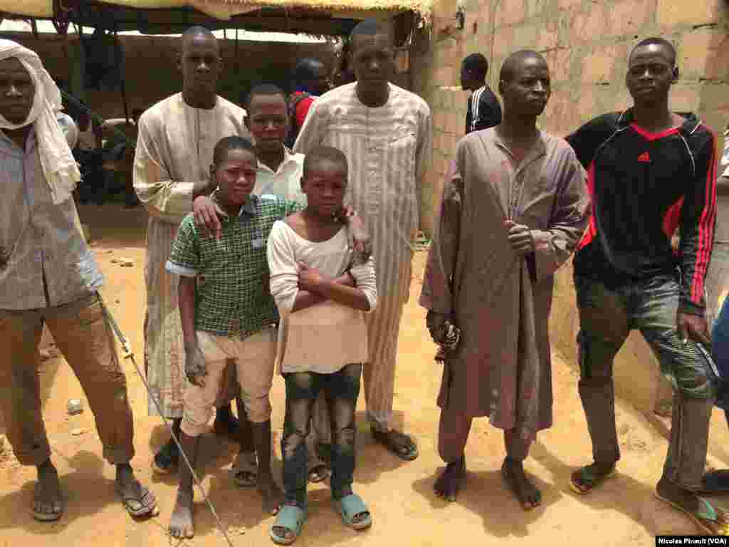 Combattants repentis de Boko Haram dans un camp de transit à Diffa, Niger, le 17 avril 2017 (VOA/Nicolas Pinault)