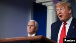 ប្រធានាធិបតី​​អាមេរិក ដូណាល់ ត្រាំ អាន​សេចក្តី​ថ្លែង​ដែល​បាន​រៀបចំ​រួប​អំពី​វីរុស​កូរ៉ូណា​ក្នុង​សន្និសីទប្រចាំ​ថ្ងៃនៅ​សេតវិមាន​ក្នុង​រដ្ឋធានី​វ៉ាស៊ីនតោន​កាលពី​ថ្ងៃទី​០៩ ខែមេសា ឆ្នាំ២០២០។