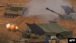 ទាហារ​អ៊ីស្រាអែល​បាញ់​កាំភ្លើង​ធំ​ចេញ​ពី​ទីតាំង​មួយ​នៅ​ក្បែរ​ព្រំប្រទល់​តំបន់​ហ្កាហ្សា​ប៉ែក​ខាង​ត្បូង កាល​ពី​ថ្ងៃទី ២៨ ខែធ្នូ ឆ្នាំ២០២៣។