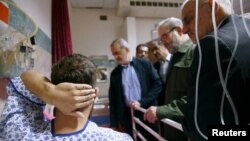 دیدار پزشکیان از یک «مجروح انفجار پیجر» در بیمارستانی در تهران