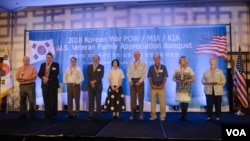 피우진 한국 국가보훈처 처장(가운데)과 실종자 유가족 대표들이 9일 워싱턴 D.C.에서 열린 ‘2018 한국전 실종.포로 장병 유가족 위로 만찬’에서 기념촬영하고 있다. 사진제공=국가보훈처. 