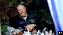 کارٹونسٹ کرٹ ویسٹرگارڈ کی چھ جون دو ہزار دس کو گھر پر بنائی گئی تصویر (ایسوسی ایٹڈ پریس) 