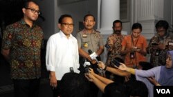 Dari kiri seskab Andi Wijayanto, Mensesneg Pratikno dan Wakapolri Komjen Badrodin Haiti dalam konperensi pers di kompleks Istana Kepresidenan Jakarta. 