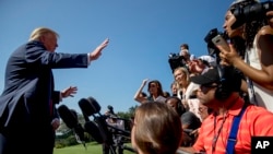 លោក​ប្រធានាធិបតី ដូណាល់ ត្រាំ ថ្លែង​ទៅ​កាន់​សារព័ត៌មាន​នៅ​ក្រៅ​សេតវិមាន កាលពី​ថ្ងៃទី១២ ខែកក្កដា ឆ្នាំ២០១៩។