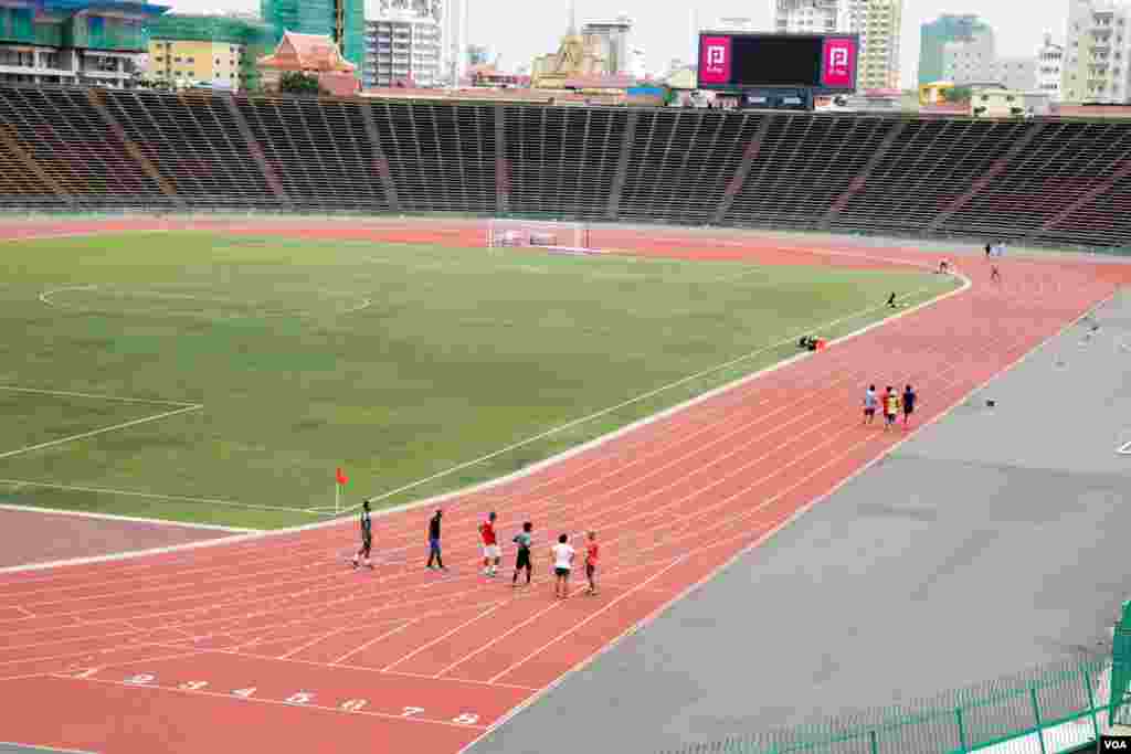 ស្ដាតអូឡាំពិក​ ក្នុង​រាជធានី​ភ្នំពេញ​ ​សម្រាប់​កីឡាករកម្ពុជា​ហ្វឹកហាត់​ ត្រៀមខ្លួន​ប្រកួត​ស៊ីហ្គេម​លើក​ទី២៩​ ក្នុងទីក្រុង​គូឡាឡាំពួ​ ប្រទេស​ម៉ាឡេស៊ី​ នៅ​ថ្ងៃ​ទី​៤ ខែ​សីហា​ ឆ្នាំ​២០១៧។ (រិទ្ធី គីមហេង/ VOA) 