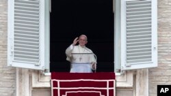 Le pape François délivre sa bénédiction au cours de la prière du Regina Coeli depuis la fenêtre de son studio avec vue sur la place Saint-Pierre, au Vatican, 1er mai 2016. (AP Photo / Alessandra Tarantino)