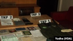 Barang bukti yang disita polisi hasil penggeledahan di rumah terduga teroris di Solo (Foto: VOA/Yudha)