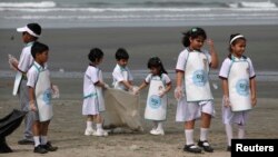 Karachida maktab o'quvchilari Yer kunida plyajni tozalamoqda Pokiston, 22-aprel, 2013-yil