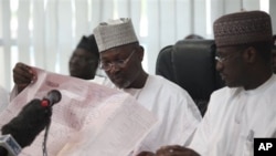 Attahiru Jega (l), Independent National Electoral Commission Chairman (file photo)