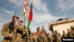 Pasukan AS yang tergabung dalam NATO menghadiri upacara pengalihan tanggung jawab keamanan kepada pasukan Afghanistan di provinsi Nangarhar (foto: dok).
