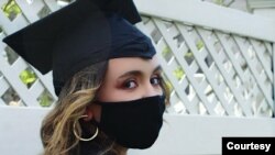 Seorang mahasiswa, Isabella Pelletiere, menggunakan masker dan topi kelulusan sebagai ilustrasi. (Foto: Istimewa / Isabella Pelletiere)