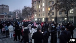 中国河南省安阳市居民排队接受新冠病毒核酸检测。（2022年1月8日）