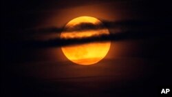 Mjesec iznad Atlantskog okeana u blizini obale Camdena, Maine, utorak, 17. rujna 2024. (AP Photo/Robert F. Bukaty)