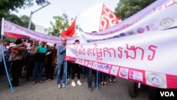 រូប​ឯកសារ៖ ក្រុម​សហជីព​ និង​សមាគម​ប្រមាណជាង​២០ ក្រុម​ និង​កម្មករ​​រោងចក្រ​កាត់ដេរ​ សំណង់​ ក្រុម​អ្នក​បររ៉ឺម៉​កង់បី​ និង ក្រុម​យុវជន​ជាង ១.០០០ នាក់ប្រារព្ធ​​ទិវា​ពលកម្ម​អន្តរជាតិខួប​លើក​ទី​១៣១​ នៅ​រាជ​ធានី​ភ្នំពេញ ថ្ងៃទី០១ ខែ​ឧសភា ឆ្នាំ២០១៧​។ (ខាន់ សុគុំមនោ​/ VOA)