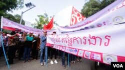 រូប​ឯកសារ៖ ក្រុម​សហជីព​​និង​សមាគម​ប្រមាណជាង​២០ ក្រុម​ និង​កម្មករ​​រោងចក្រ​កាត់ដេរ​ សំណង់​ ក្រុម​អ្នក​បររ៉ឺម៉​កង់បី​ និង ក្រុម​យុវជន​ជាង ១០០០ នាក់ប្រារព្ធ​​ទិវា​ពលកម្ម​អន្តរជាតិខួប​លើក​ទី​១៣១​ នៅ​រាជ​ធានី​ភ្នំពេញ ថ្ងៃទី០១ ខែ​ឧសភា ឆ្នាំ២០១៧​។ (ខាន់ សុគុំមនោ​/ VOA)