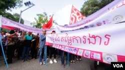 ក្រុម​សហជីព​ និង​សមាគម​ប្រមាណជាង​ ២០ក្រុម​ និង​កម្មករ​​រោងចក្រ​កាត់ដេរ​ សំណង់​ ក្រុម​អ្នក​បររ៉ឺម៉​កង់បី​ និង ក្រុម​យុវជន​ជាង ១០០០ នាក់ ប្រារព្ធ​​ទិវា​ពលកម្ម​អន្តរជាតិ​ខួប​​លើក​ទី​១៣១​ នៅ​រាជ​ធានី​ភ្នំពេញ ថ្ងៃទី០១ ខែ​ឧសភា ឆ្នាំ២០១៧​។ (ខាន់ សុគុំមនោ​/ VOA)