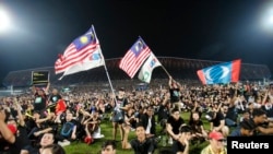 Para pendukung oposisi melakukan rapat umum di Stadion Kelana Jaya, Kuala Lumpur untuk memrotes hasil pemilu Malaysia (8/5).