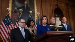Ketua DPR Nancy Pelosi bergabung dari kiri oleh Ketua Komite Kehakiman House Jerrold Nadler, dll, di Capitol di Washington, Selasa, 10 Desember 2019. (Foto: AP/J. Scott Applewhite)