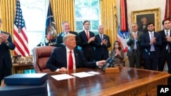 Presiden Donald Trump usai berbicara melalui telepon dengan pemimpin Sudan dan Israel, di Gedung Putih, di Washington, 23 Oktober 2020. 
