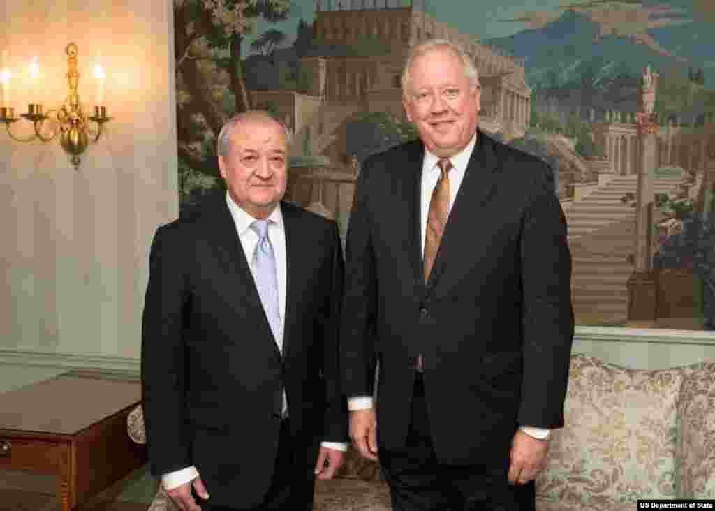 O&#39;zbekiston Tashqi ishlar vaziri Abdulaziz Komilov AQSh Davlat kotibi Jon Kerri maslahatchisi Tom Shannon bilan, Davlat departamenti, Vashington, 19-yanvar, 2016