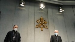 Monsinjor Filipo Janone i Monsinjor Huan Ignjasio Arieta Očoa de Činčetru dolaze na konferenciju za novinare o promenama u crkvenom zakonu u Vatikanu, 1. juna 2021.