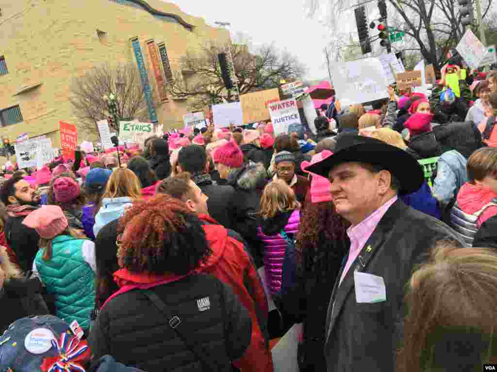 Para demonstran dalam protes massal Women&#39;s March di Washington, D.C. (21/1). (VOA/E. Cherneff)