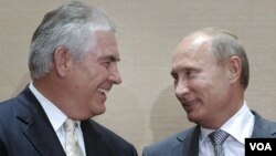 PM Rusia, Vladimir Putin (kanan) dan CEO ExxonMobil Rex Tillerson, saat penandatangan kerjasama di kawasan resor Sochi, Rusia (30/8).