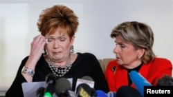 Beverly Young Nelson, left, reacts as she reads a statement to reporters with attorney Gloria Allred during a news conference announcing new allegations of sexual misconduct against Alabama Republican congressional candidate Roy Moore, in New York, Nov. 13, 2017.
